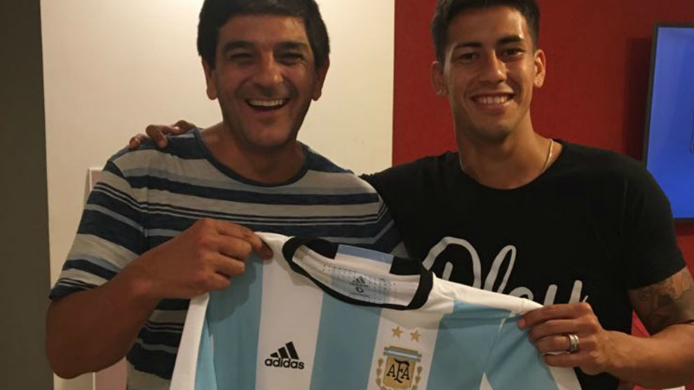 Maxi Meza con su representante, Sergio Carrizo, con la camiseta de...