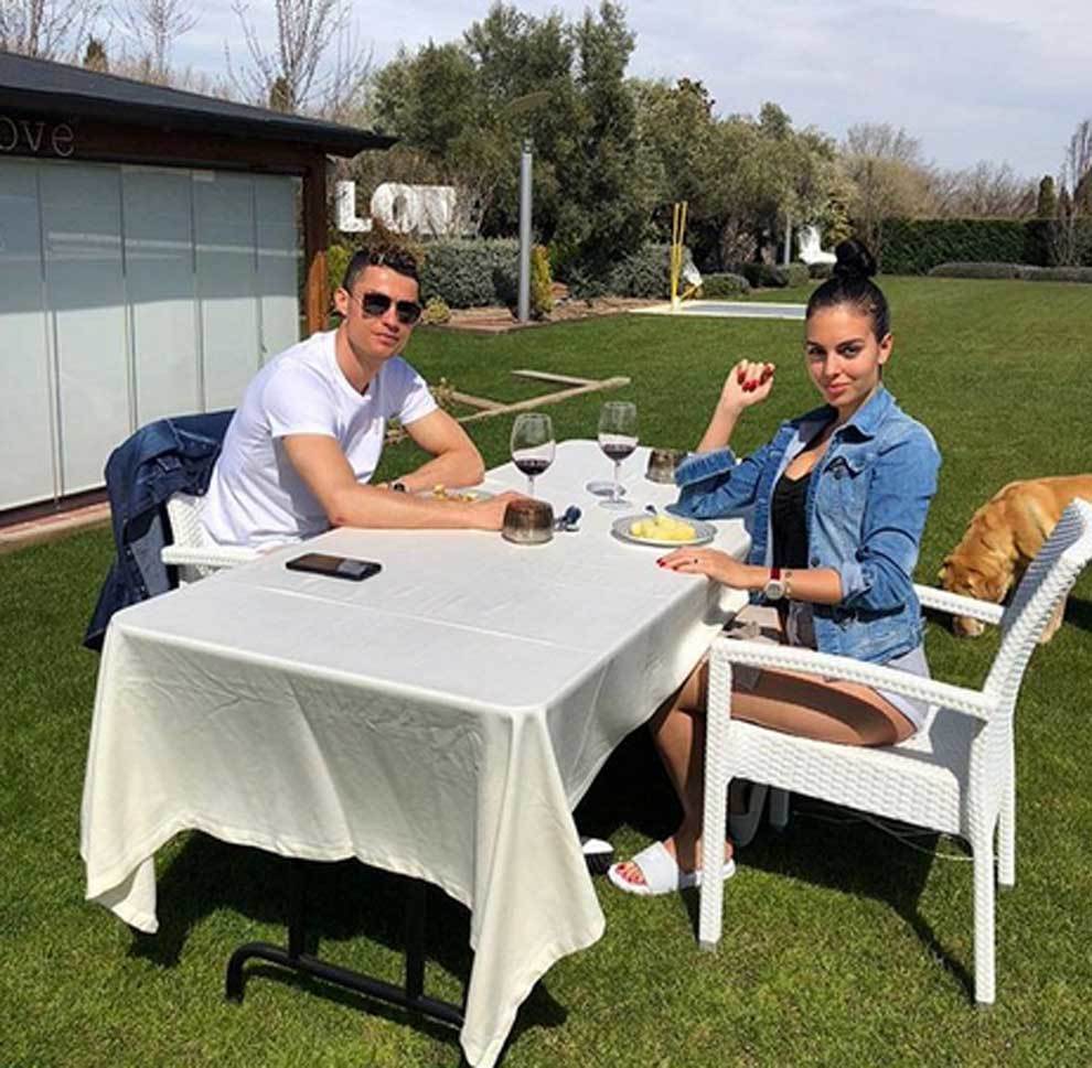 Cristiano Ronaldo comiendo con Georgina