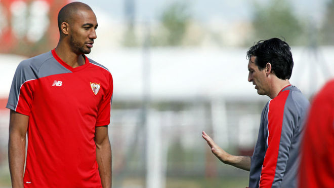 Emery y N&apos;Zonzi hablan en un entrenamiento en el Sevilla.