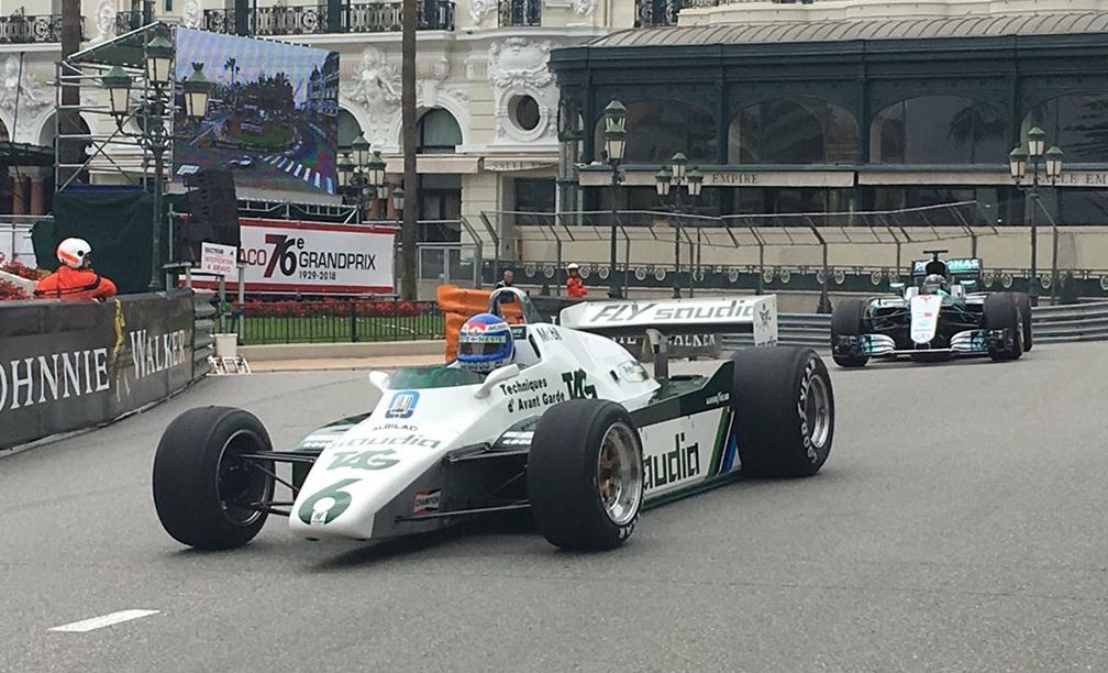 Keke Rosberg con el Williams FW08, delante de Nico con el Mercedes W07