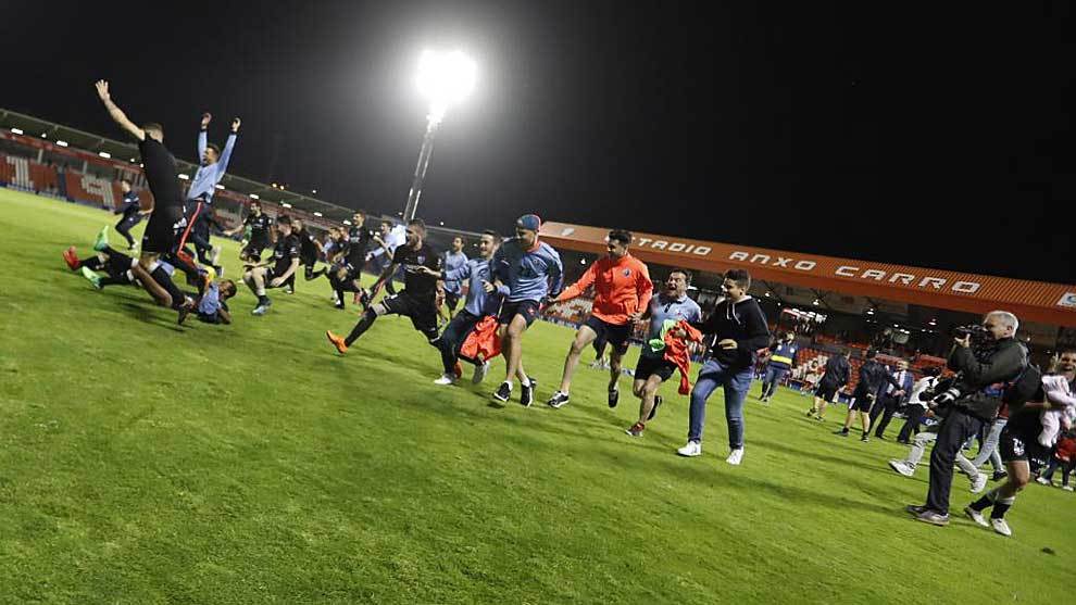 Los jugadores del Huesca celebran el ascenso en el Anxo Carro el...