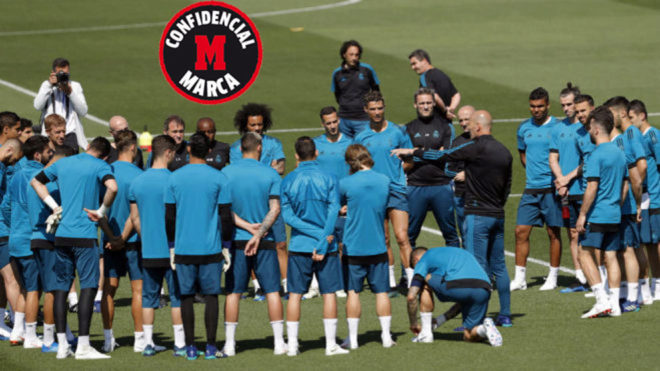 Zidane se dirige a sus jugadores en el entrenamiento del martes en...
