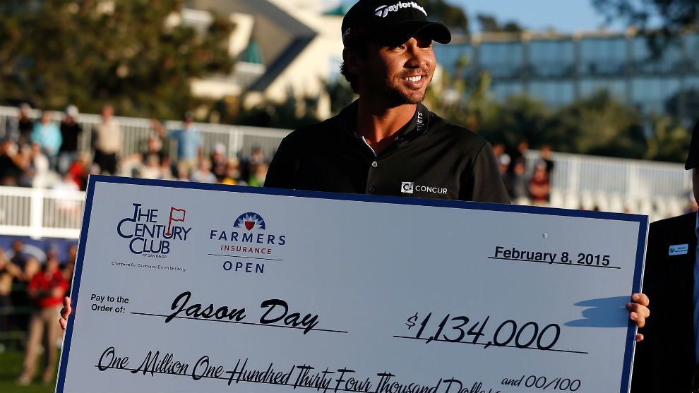 Jason Day, con el cheque de ganador del Farmers Insurance Open.