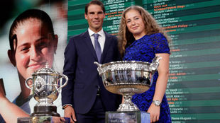 Nadal y Ostapenko, con los trofeos
