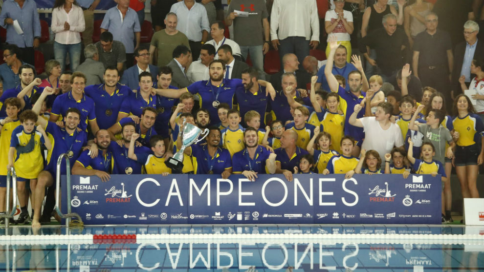 El Atltic Barceloneta celebra su campeonato liguero