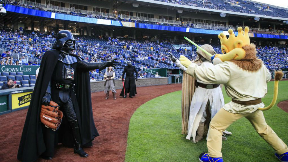 Varios personajes de Star Wars, durante un partido de la MLB en su...