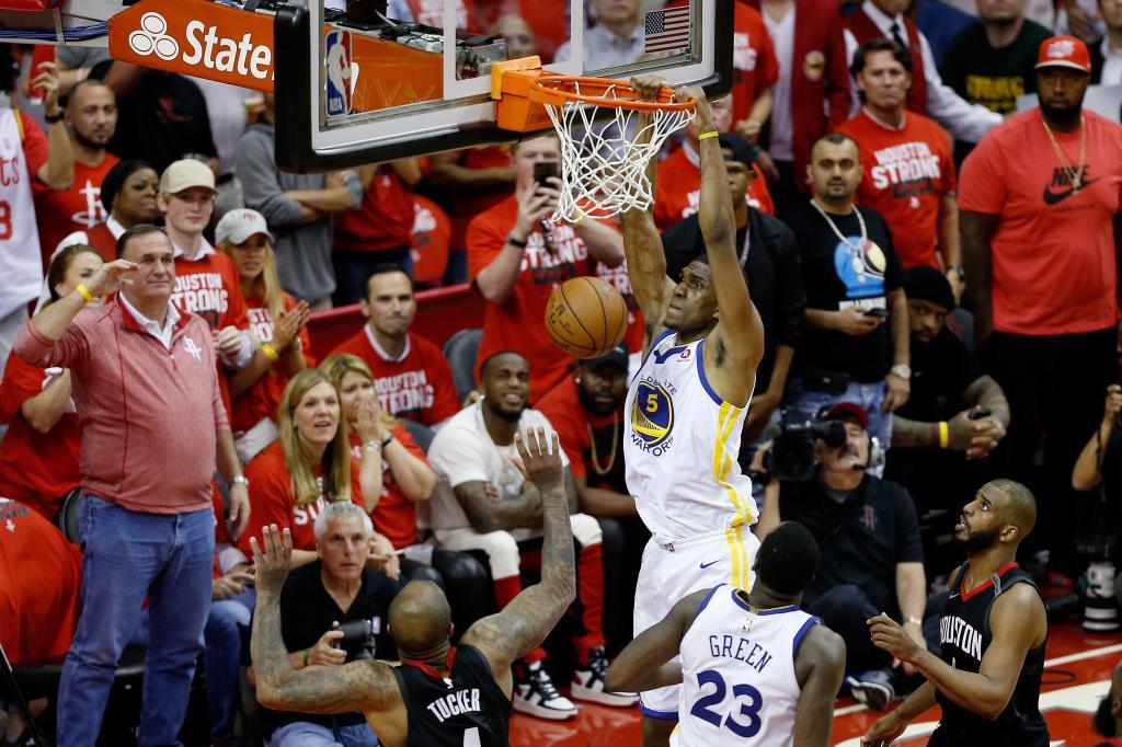 Kevon looney se cuelga del aro de los rockets | MARCA.com