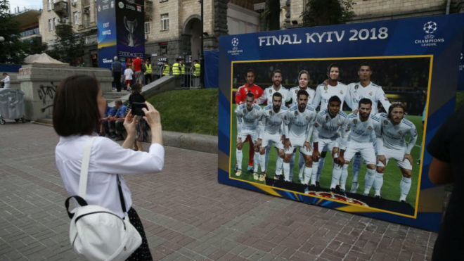 Foto gigante de un once del Madrid en la Fan Zone de Kiev