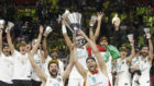 Los jugadores del Real Madrid  celebran la conquista de la Euroloiga