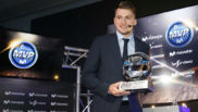 Luka Doncic posa con su premio MVP de la Liga Endesa