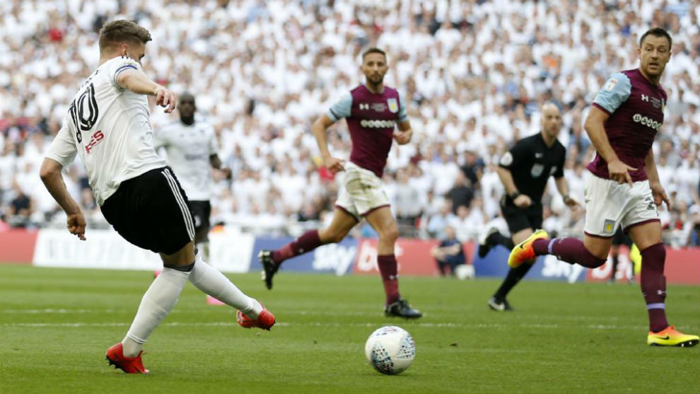 Tom Cairney bate a Sam Johnstone para marcar el 0-1 del Fulham.