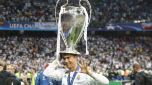 Cristiano posa con el trofeo de la Copa de Europa y muestra el cinco...