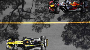 Carlos Sainz (Renault), delante de Daniel Ricciardo (Red Bull)
