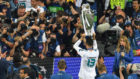 Cristiano Ronaldo muestra a la grada la Champions.