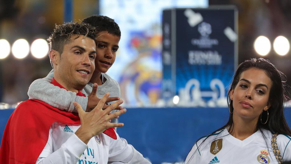 Ronaldo posa con su hijo y Georgina tras ganar la Champions