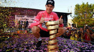 Froome posando con el trofeo como campen del Giro.