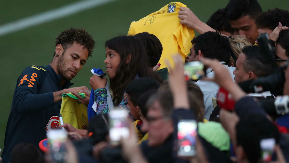 Neymar, firmando autgrafos a sus fans.