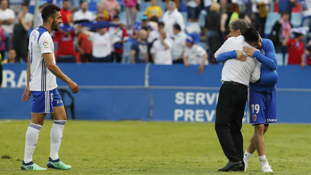 Natxo Gonzlez se abraza con Papu despus de un partido.