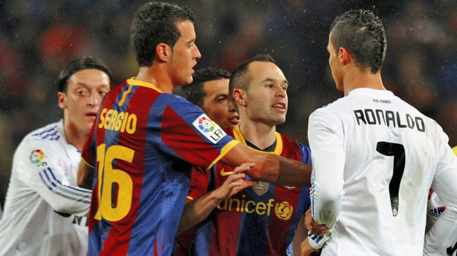 Iniesta se encara con Cristiano Ronaldo.
