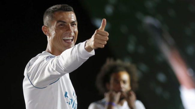 Cristiano Ronaldo sonre en la fiesta del Bernabu por la 13