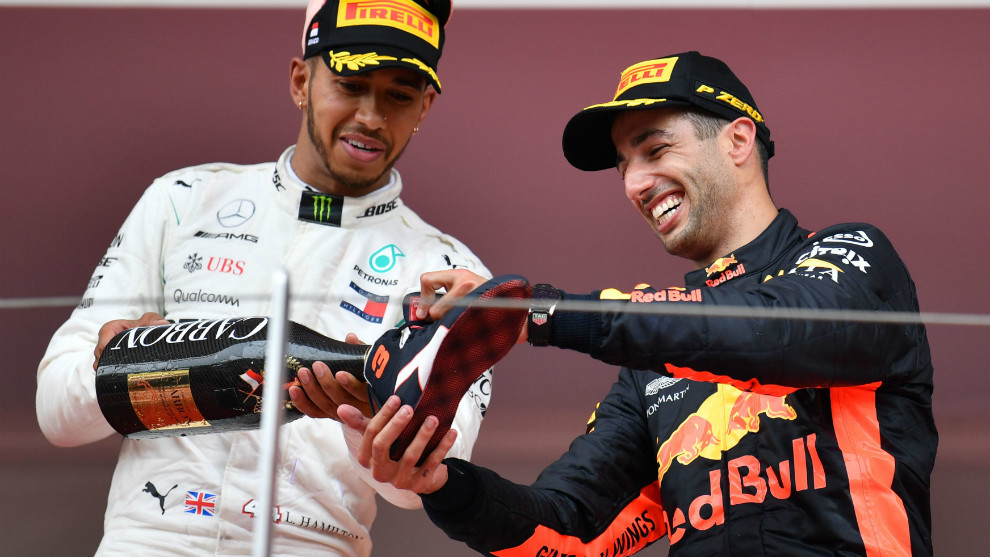 Lewis Hamilton, celebrando junto a Ricciardo en el podio del GP de...