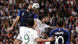 Giroud cabece a la red el 1-0 de Francia a Irlanda
