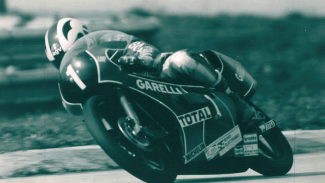 Nieto, con el dorsal 1, en su moto Garelli.