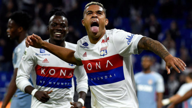 Mariano celebra un gol con el Lyon.