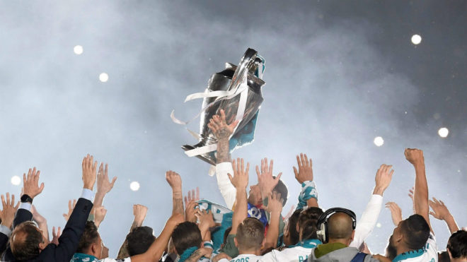 Sergio Ramos levanta la Copa de Europa en la fiesta del Bernabéu