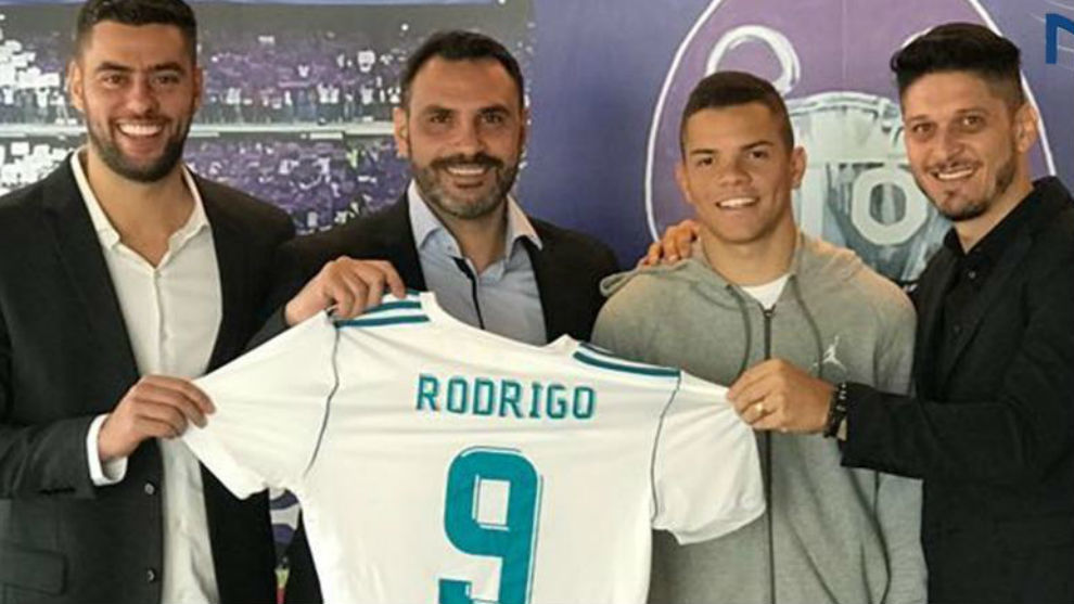 Rodrigo posa con la camiseta del Real Madrid