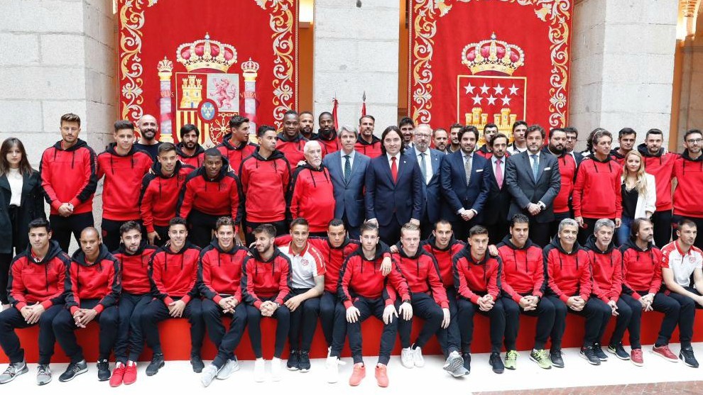 El Rayo Vallecano posa en la Comunidad de Madrid junto al presidente...