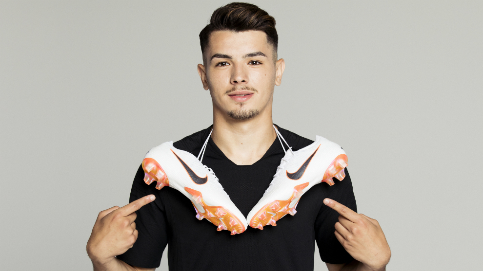 Brahim Daz posa con las nuevas Nike Mercurial