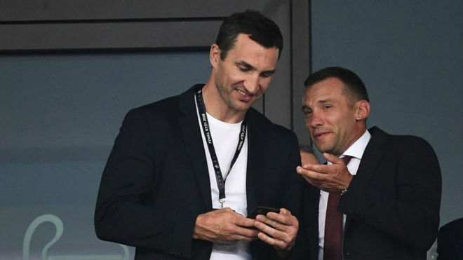 Vitali Klitschko (46) junto a Andriy Shevchenko (41) durante la final...
