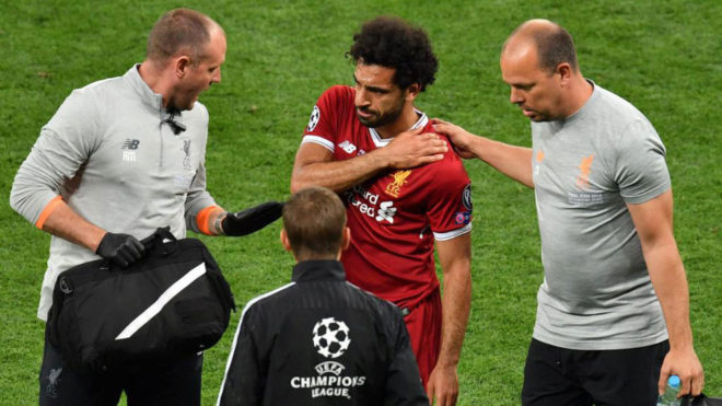 Salah se duele de su lesión durante la final de la Champions.