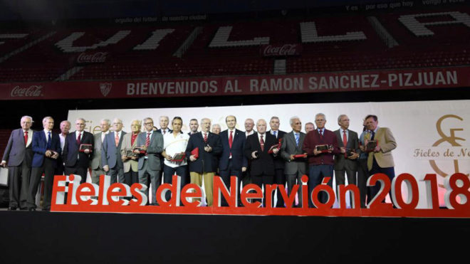 Homenaje en el Pizjun a los socios del Sevilla con ms de 25 aos...