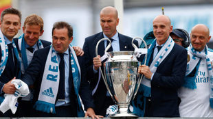 Zidane posa con la Champions junto a su cuerpo tcnico.