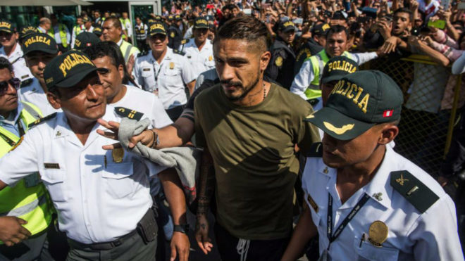 Paolo Guerrero, a su llegada al aeropuerto de Lima