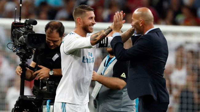 Ramos y Zidane se felicitan tras ganar un partido en el Santiago...