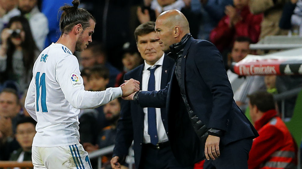 Zidane saluda a Bale tras sustituirlo en un partido ante el Celta.