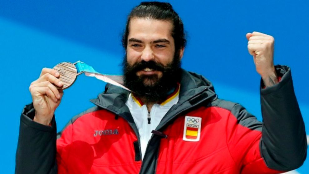Regino Hernndez con la medalla olmpica ganada en PyeongChang