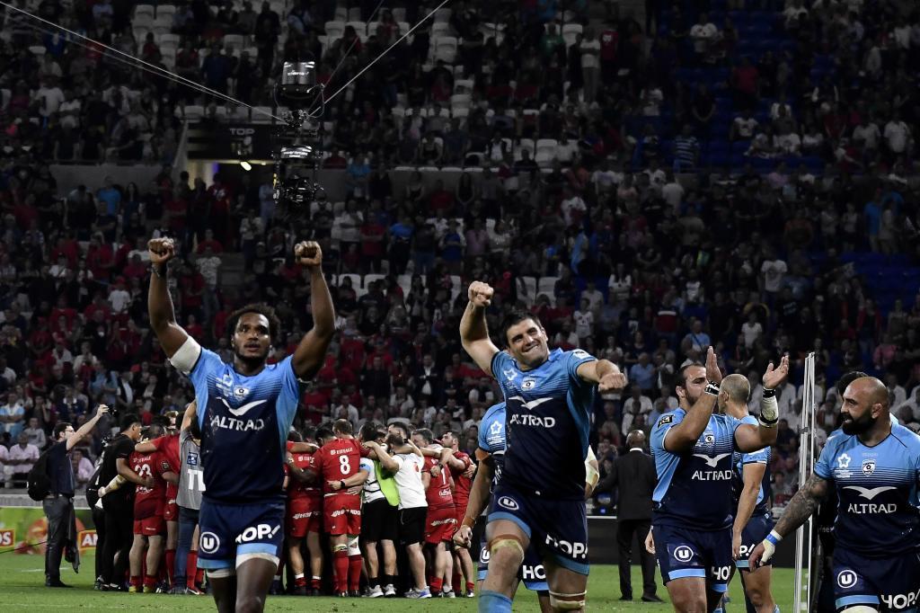 Los jugadores de Montpellier celebran el triunfo, mientras los de Lyon...