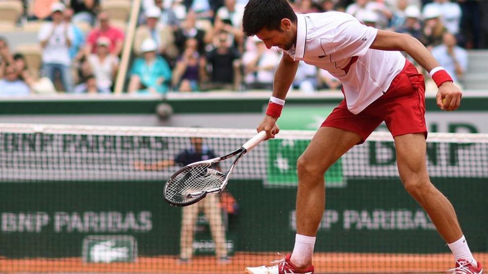 Djokovic estampa la raqueta contra el suelo