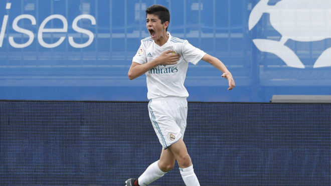 Sern, delantero del Real Madrid, celebra un gol.