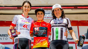 Roco del Alba Garca, en el podio, con Elena Lloret y Olatz...