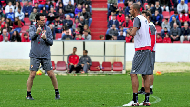 Emery da instrucciones a N&apos;Zonzi en un entrenamiento del Sevilla.
