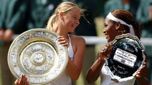 Sharapova y Serena, en la entrega de premios de Wimbledon 2004