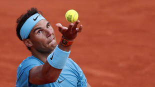 Rafael Nadal lanza la bola para ejecutar un servicio