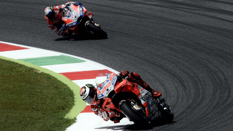 Doviozo, persiguiendo a su compaero en Ducati, Jorge Lorenzo,...