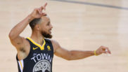 Curry celebra uno de sus nueve triples