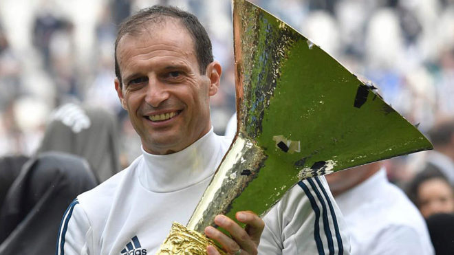 Juventus&apos; coach Allegri poses with Serie A trophy